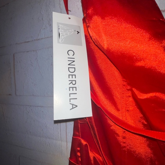 Long red dress great for prom or any special occasion - Picture 3 of 4